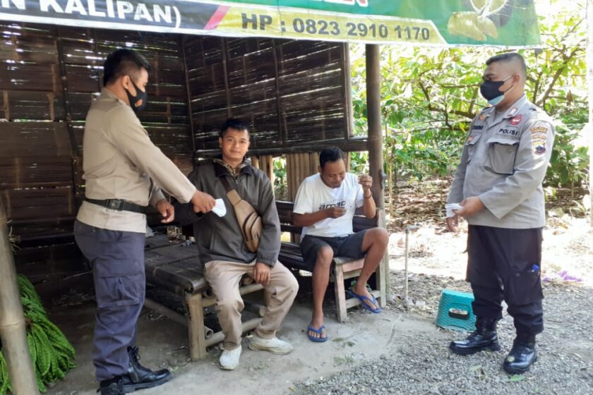 Cegah Covid-19, Personel Polsek Bejen Lakukan Patroli dan Bagi-bagi Masker