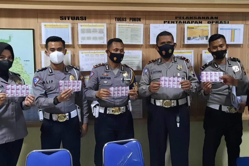 Untuk Menunjang Tugas, Dokkes Polres Temanggung Bagikan Vitamin Kepada Personel Ops Patuh Candi 2021