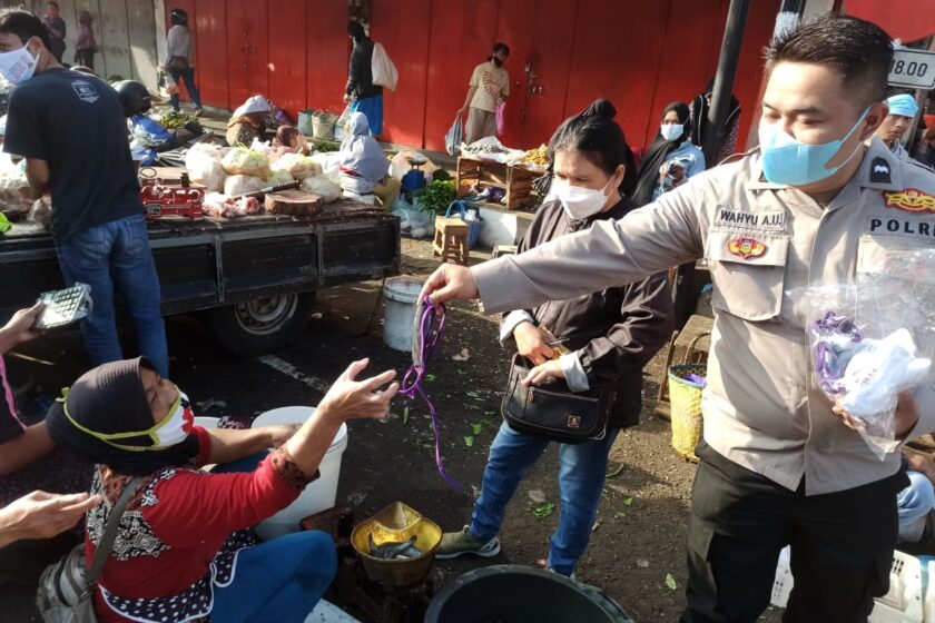 Sat Binmas Polres Temanggung Blusukan di Pasar Tradisional Bagi-bagi Masker Gratis