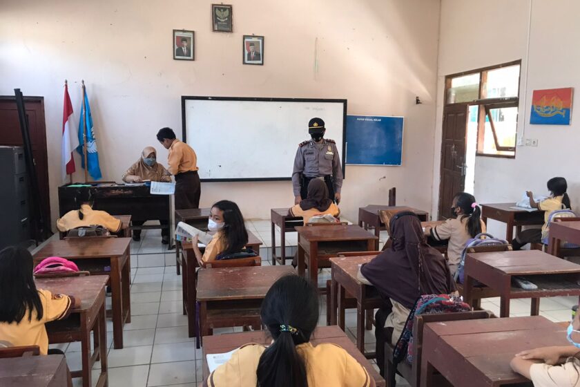 Cegah Covid-19, Polsek Jumo Monitoring Proses Belajar Mengajar di SDN 2 Gemawang