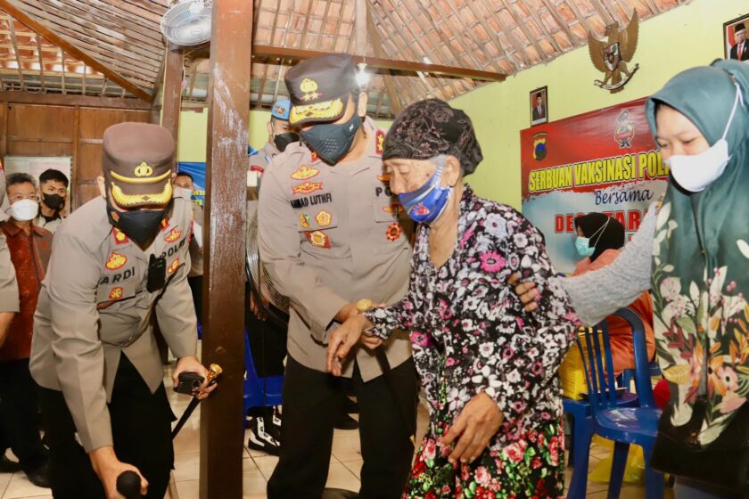 Vaksinasi di Taraman, Sragen : Ramahnya vaksinator, Santunnya Kapolda Jateng