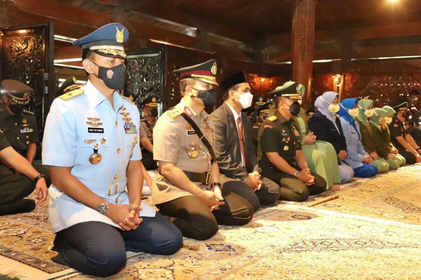 Sinergi Menyambut HUT TNI, Pangdam IV/Diponegoro dan Kapolda Jateng Ziarah Ke Makam Jenderal Besar Suharto