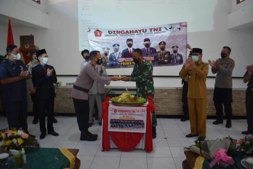 Wakapolres Temanggung dan PJU Berikan Kejutan Kepada Kodim 0796/Temanggung di Hari Ulang Tahun TNI ke-76