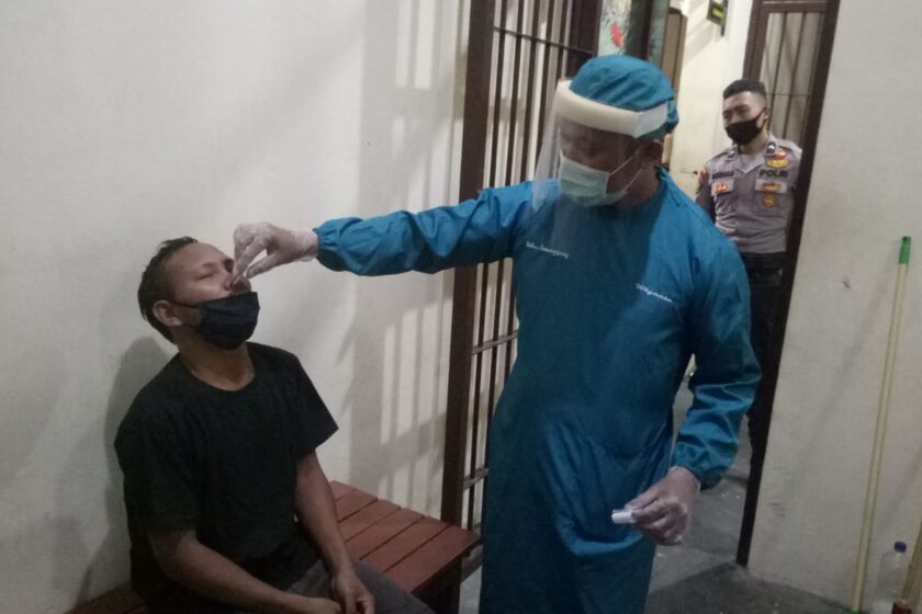 Tahanan Polres Temanggung Jalani Pemeriksaan Kesehatan dan Tes Swab Antigen