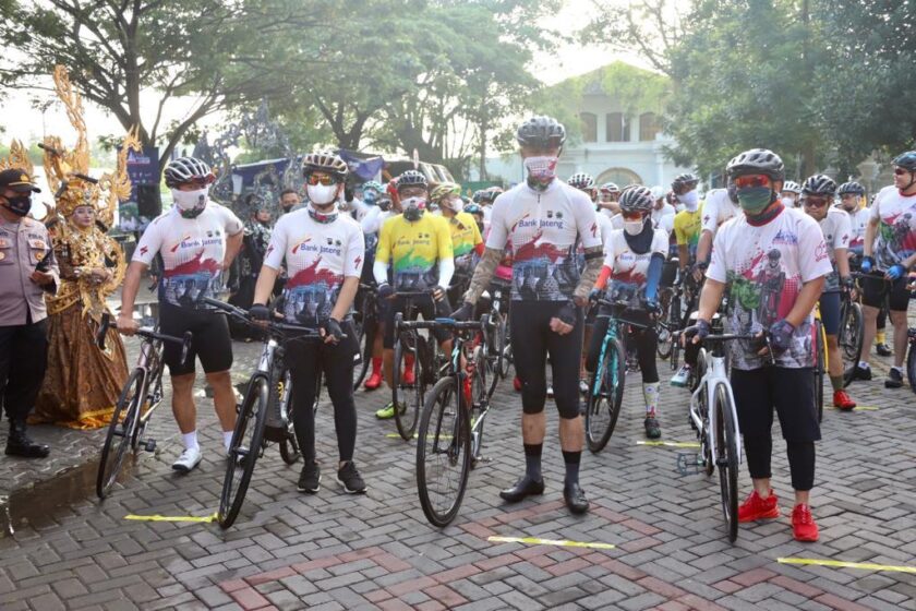 Kapolda Jateng Kibarkan Bendera Start Tour de Borobudur di Surakarta