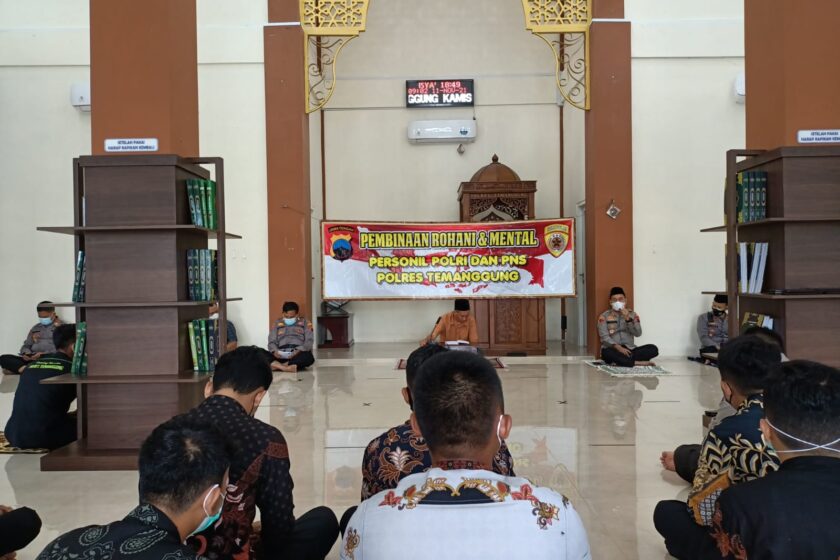 Kapolres Temanggung Pimpin Pembinaan Rohani dan Mental Personel di Masjid Al Hakam