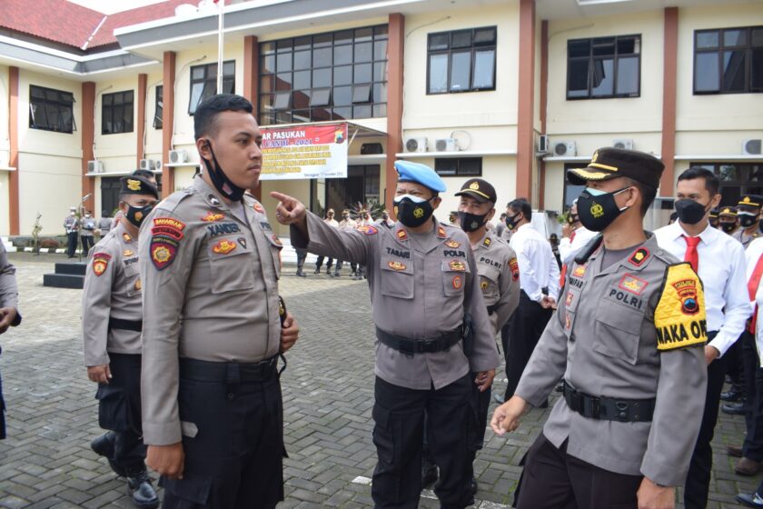 Usai Apel Pagi, Propam Polres Temanggung Sidak Sikap Tampang dan Kelengkapan Surat Personel