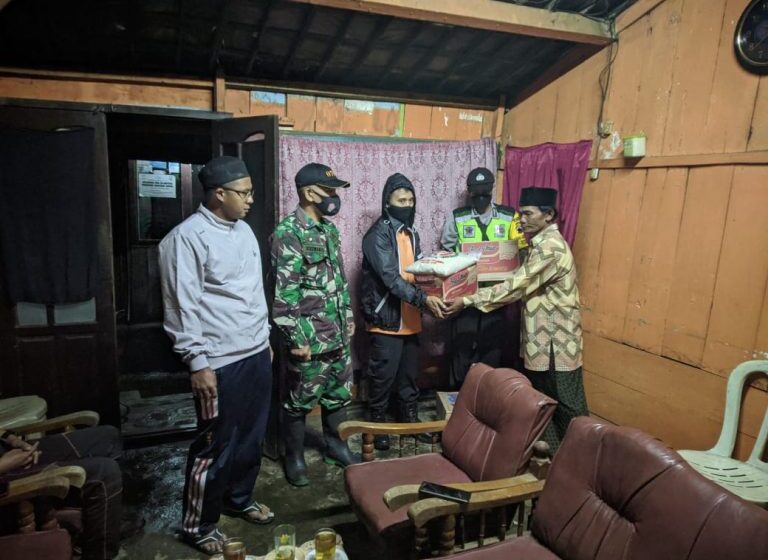 Peduli Sesama, Unsur Tiga Pilar di Kecamatan Selopampang Salurkan Bantuan Paket Sembako Kepada Warga Terdampak Angin Puting Beliung