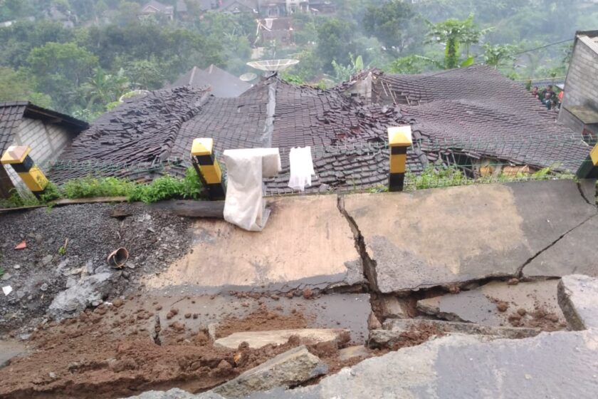 Terdampak Tanah Longsor, Dua Bangunan Rumah Milik Warga Desa Tleter Mengalami Rusak Berat