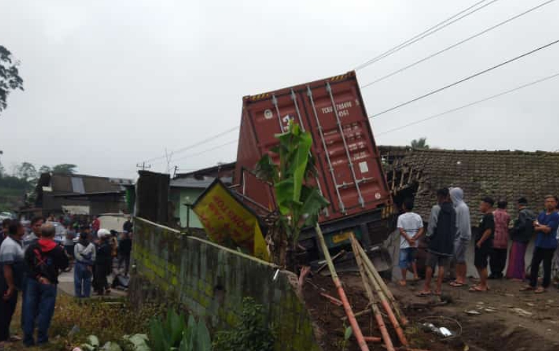 Tak Mampu Kendalikan Laju Kendaraan, Truk Trailer Tabrak Rumah Warga di Jalan Raya Parakan – Kledung