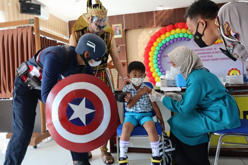 Unik, Polres Temanggung Hadirkan Tokoh Superhero Captain America dan Gatotkaca Temani Vaksinasi Anak