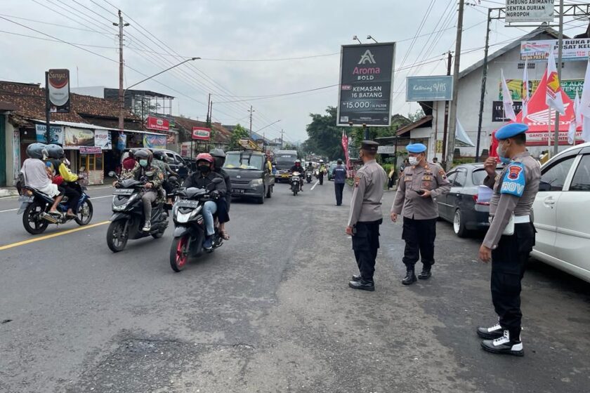 Polsek Kranggan Berikan Pengamanan Pengajian Tasyakuran Yang Diselenggarakan Oleh Paguyuban Pedagang Pasar Agro Kranggan