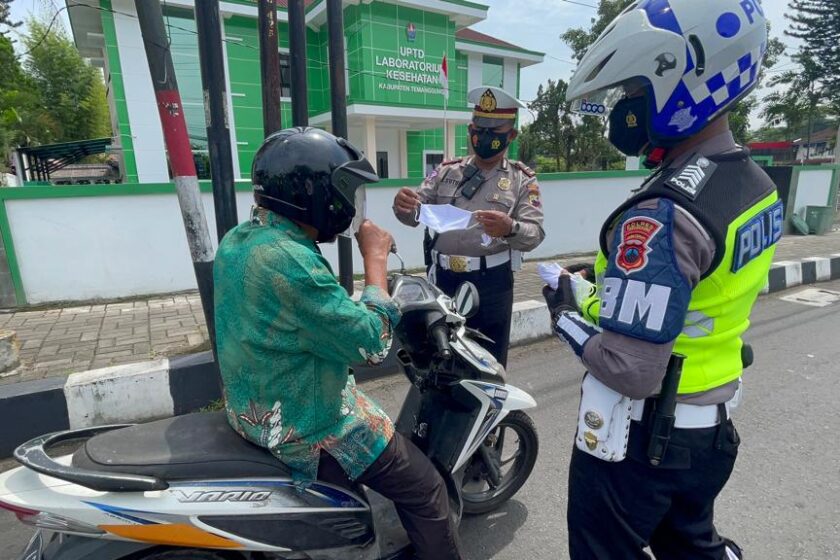 Cegah Penyebaran Covid-19, Polres Temanggung Gelar Kegiatan Sosial Bagi-bagi Masker Untuk Masyarakat