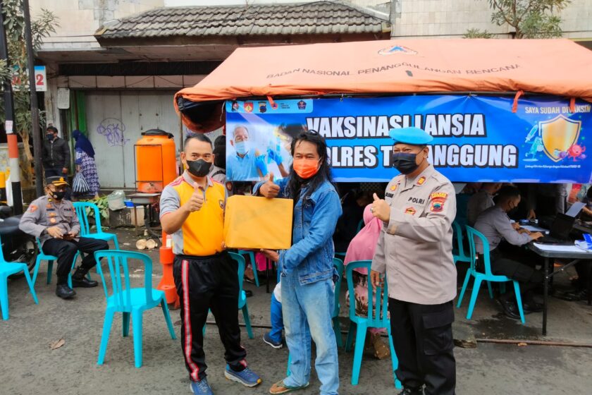 Kapolres Temanggung Meninjau Pelaksanaan Vaksinasi Lansia di Pasar Kliwon