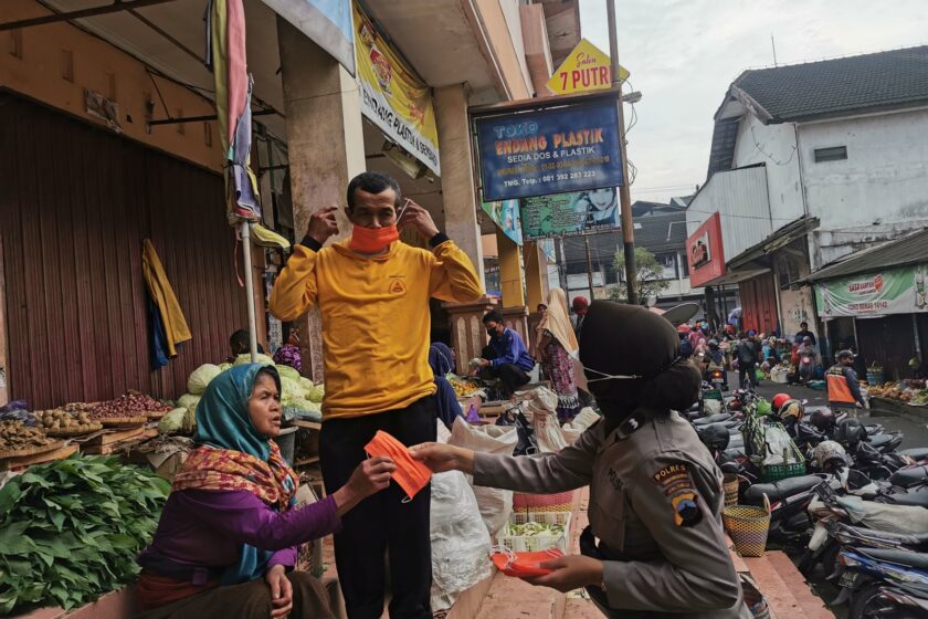 Ratusan Lembar Masker Dibagikan Polres Temanggung di Pasar Kliwon Untuk Cegah Covid-19