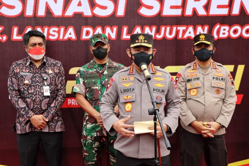 Pantau Vaksinasi di Candi Borobudur, Kapolri: Percepatan di Tempat Wisata Yang Interaksi Tinggi