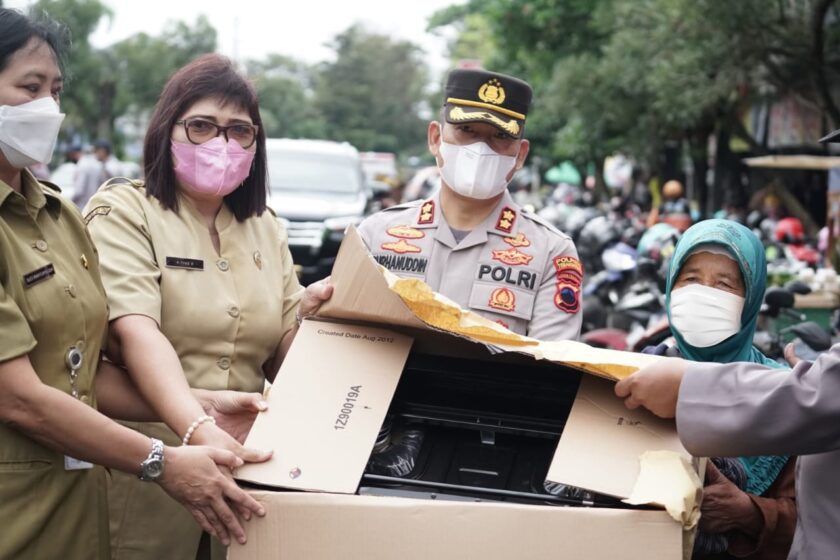 Tinjau Gerai Vaksinasi Lansia, Kapolres Temanggung Bagikan Doorprize