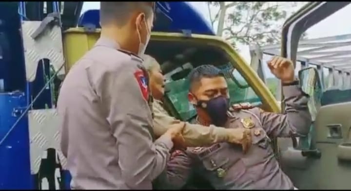 Sigap dan Tanggap, Satlantas Polres Temanggung Evakuasi Seorang Pengemudi Yang Mengalami Pingsan di Dalam Kendaraan Truk