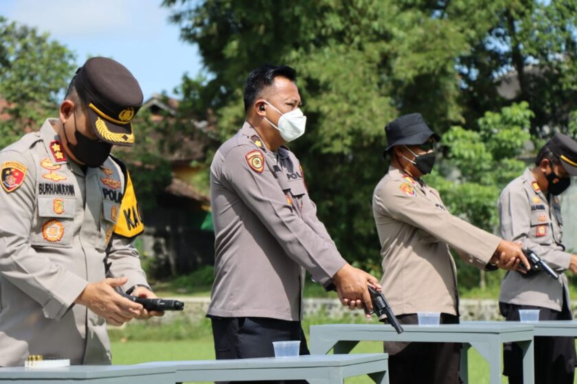 Tingkatkan Keterampilan, Personel Polres Temanggung Ikuti Latihan Menembak