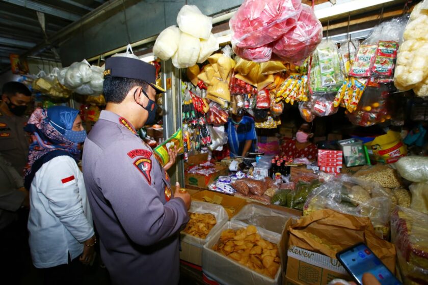 Kapolri Turun Langsung ke Pasar Pastikan Stok Minyak Goreng Untuk Warga Aman