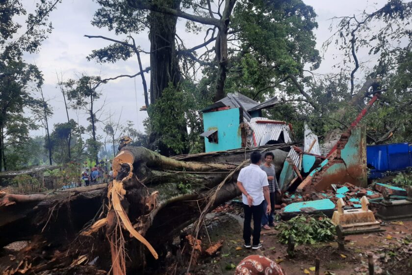 Hujan Es Disertai Puting Beliung Rusak Puluhan Rumah Warga di Kledung