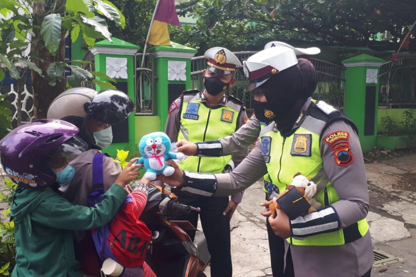 Ops Keselamatan, Satlantas Polres Temanggung Bagikan Bunga dan Boneka Kepada Pengguna Jalan