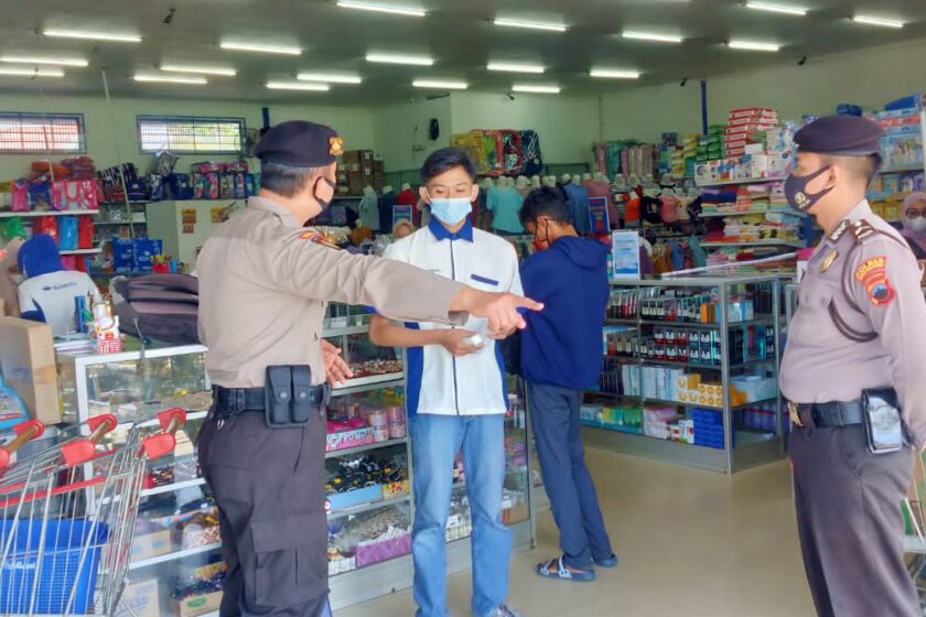 Patroli Swalayan, Unit Pamobvit Satsamapta Polres Temanggung Imbau Karyawan dan Pengunjung Patuhi Prokes