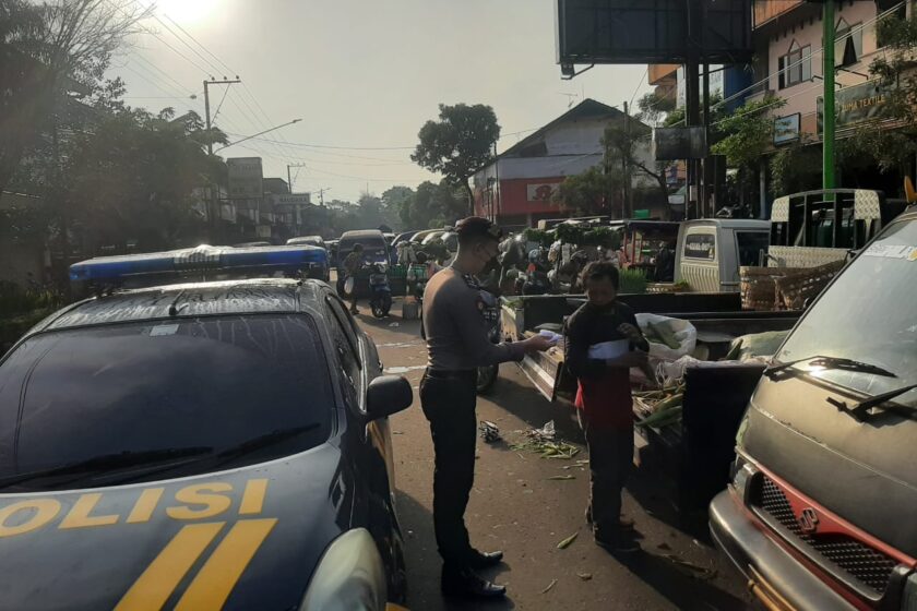 Patroli Dialogis, Sat Samapta Polres Temanggung Sampaikan Pesan Kamtibmas di Pasar Kliwon