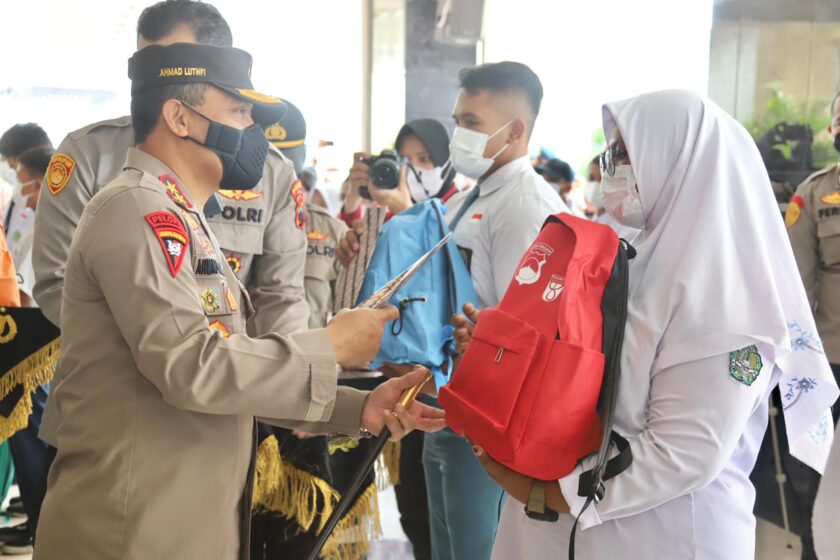 Kapolda Jateng Serahkan Tali Asih Untuk 427 Anak Yatim dan Yatim Piatu Akibat Covid 19