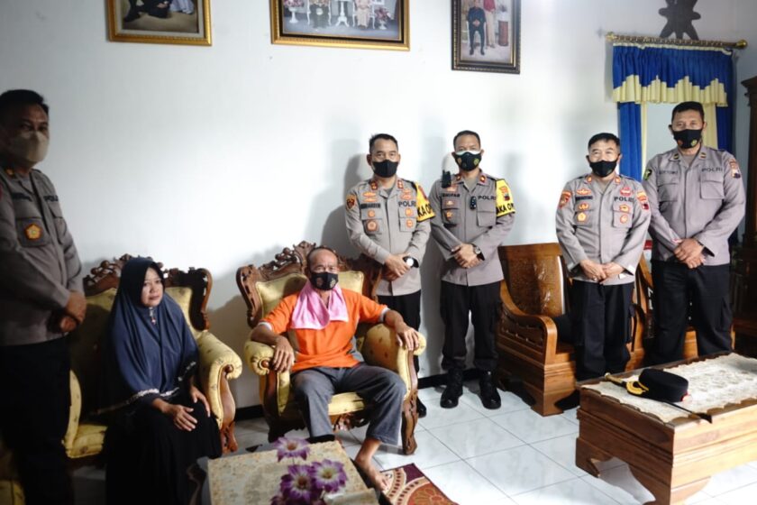 Berbagi Kasih di Bulan Ramadhan, Kapolres Temanggung Berikan Bantuan Paket Sembako Kepada Personel