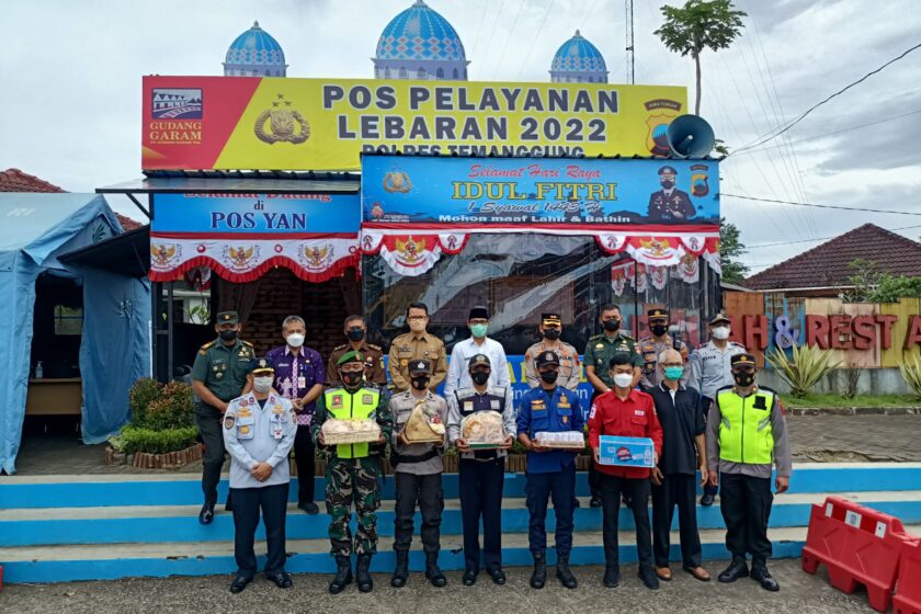 Cek Pospam, Kapolres Bersama FKPD Temanggung Bagikan Bingkisan dan Semangati Personel