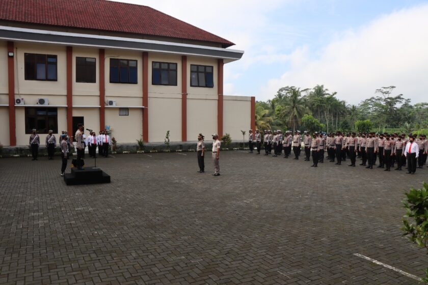 Kapolres Temanggung Pimpin Upacara Kenaikan Pangkat Pengabdian IPDA Suryani