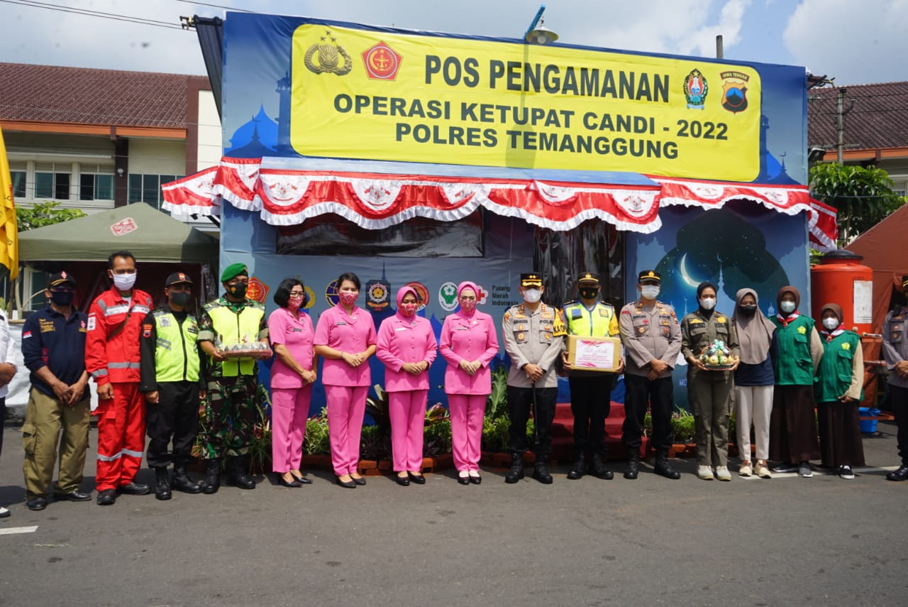 Kunjungi Pos Pam OKC 2022, Bhayangkari Cabang Temanggung Berikan Bingkisan Kepada Petugas Jaga