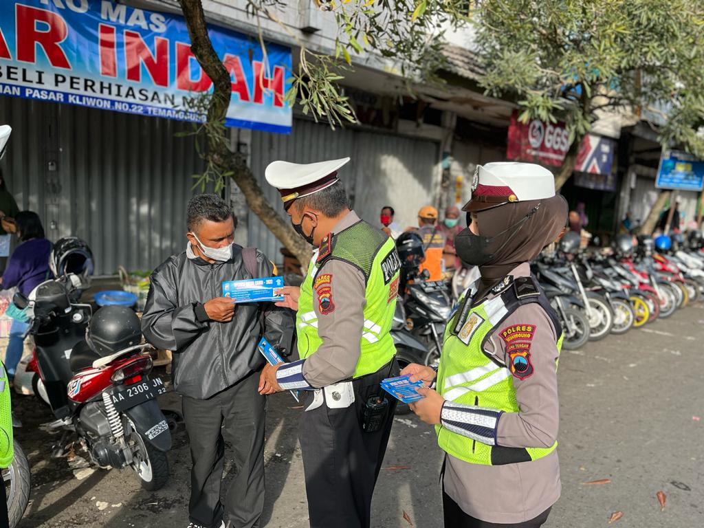 Satgas Operasi Patuh Candi Polres Temanggung Bagikan Pamflet Keselamatan Berlalu Lintas