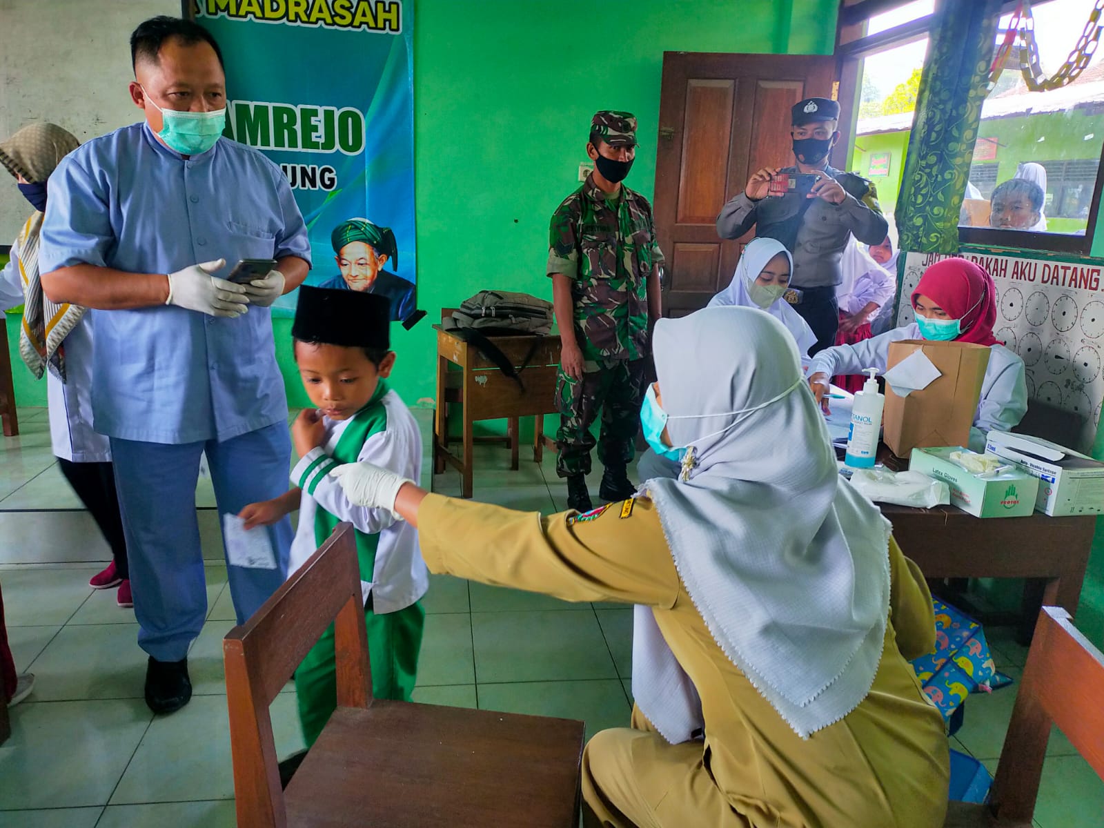 Sukseskan Pencanangan Bulan Imunisasi Anak, Polsek Dan Puskesmas Datangi SD dan MI Di Selopampang