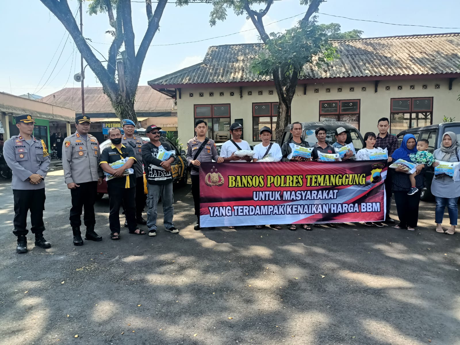 Wujud Kepedulian, Polres Temanggung Bagikan Bansos Kepada Warga Terdampak Kenaikan BBM