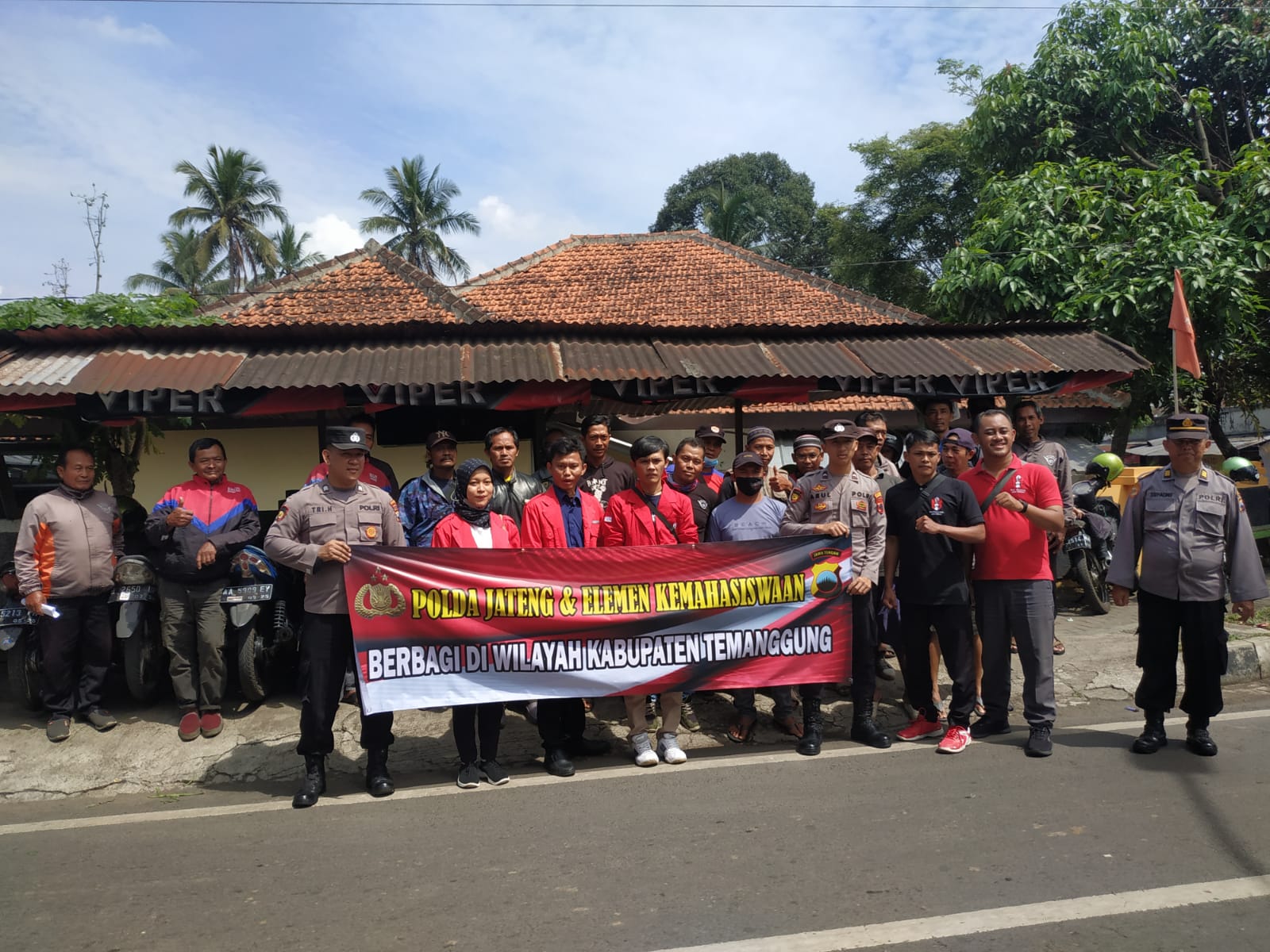 Polres Temanggung Dan Mahasiswa Bagikan Bansos Beras di Tiga Titik Lokasi