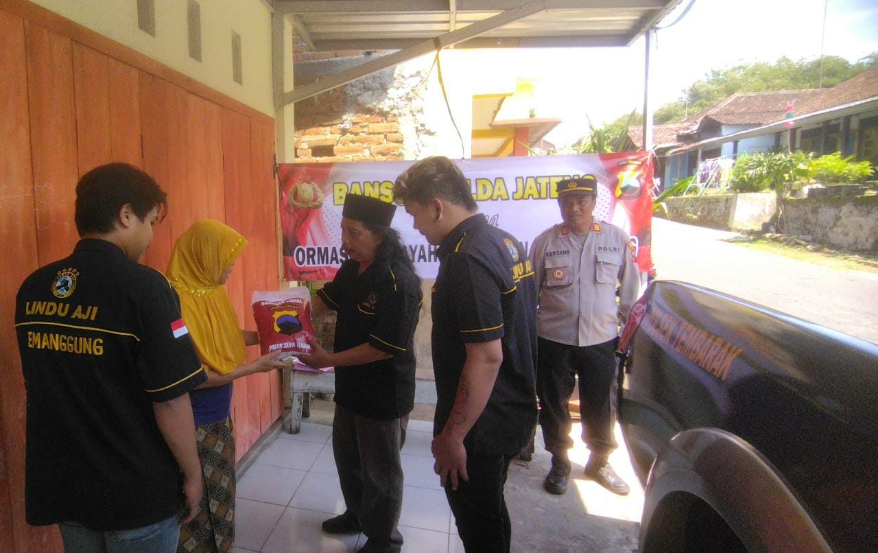 Polres Temanggung Bersama Ormas Salurkan 240 Paket Beras Kepada Masyarakat Terdampak Kenaikan BBM