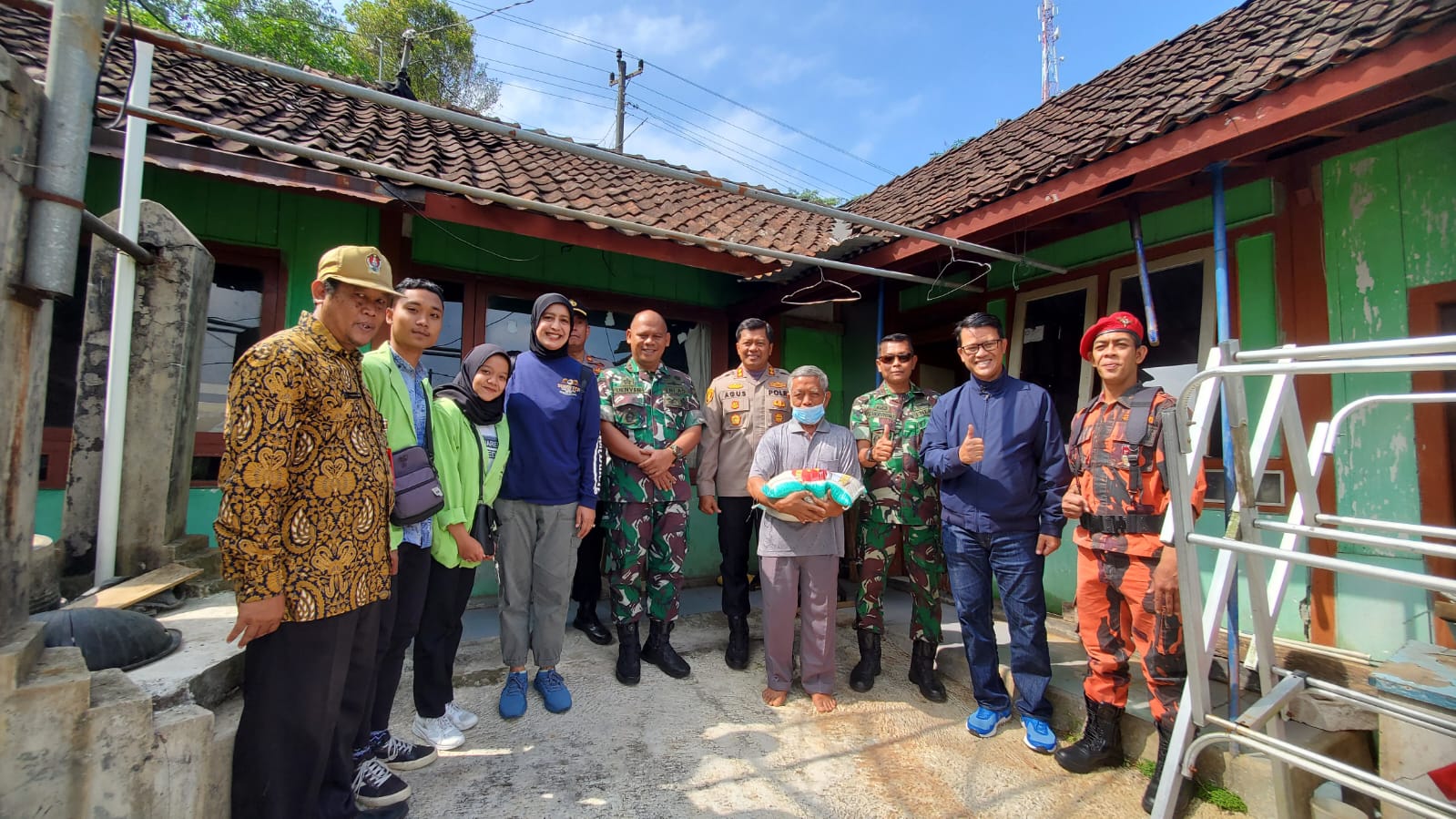 Polres Temanggung Bersama Forkopimda Dan Ormas Salurkan 600 Kg Beras Kepada Warga Terdampak Kenaikan Harga BBM