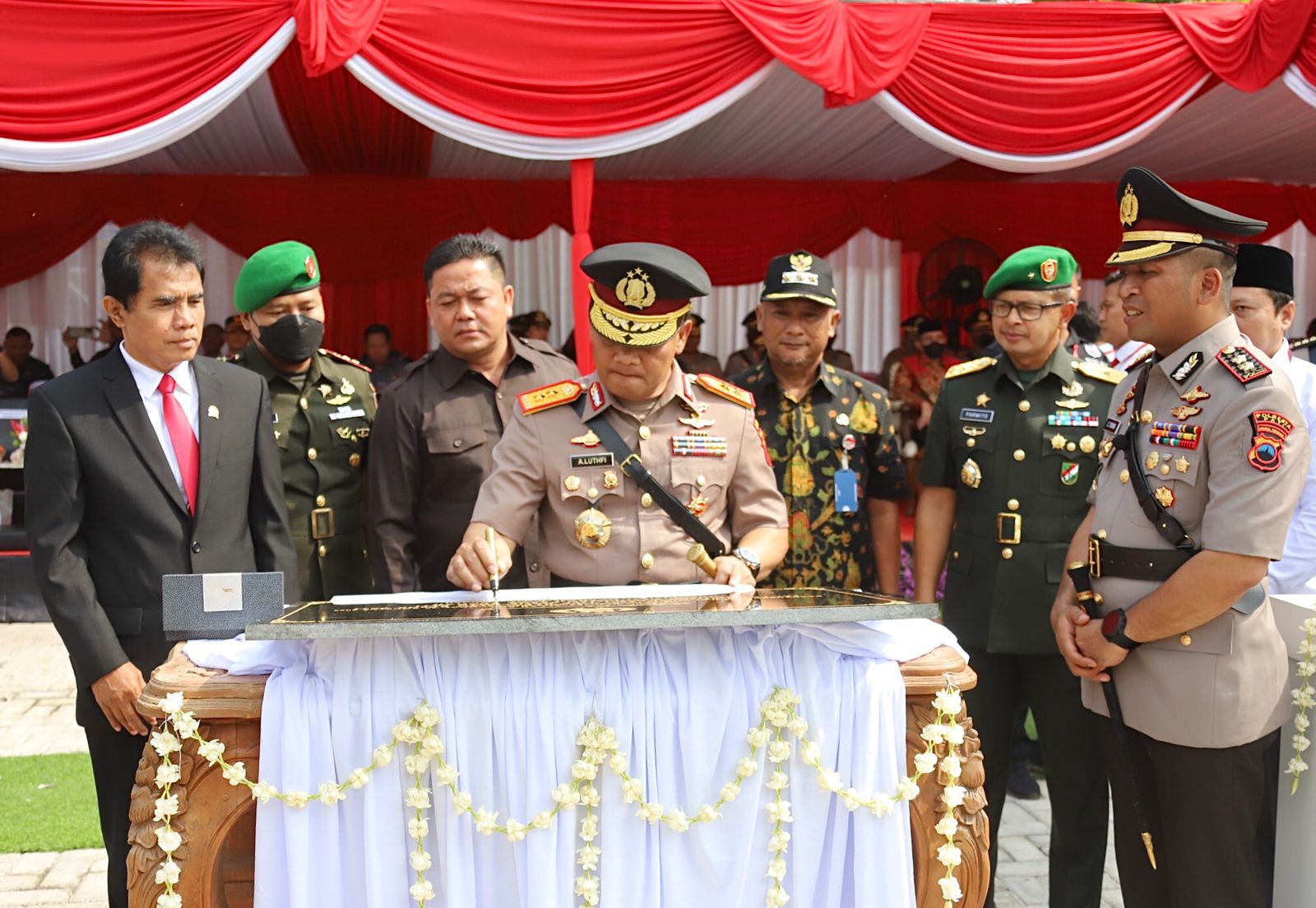 Mampu menjawab Tantangan dan Harapan Masyarakat, Kapolda Jateng Resmikan Kenaikan Tipe Polres Pati Menjadi Polresta Pati