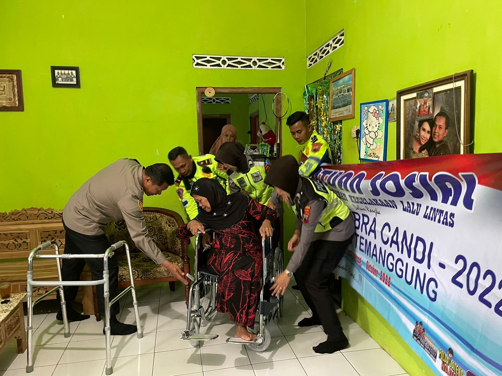 Polres Temanggung Bagikan Kursi Roda Dan Sembako Kepada 5 Korban Laka Lantas Pada Ops Zebra Candi-2022