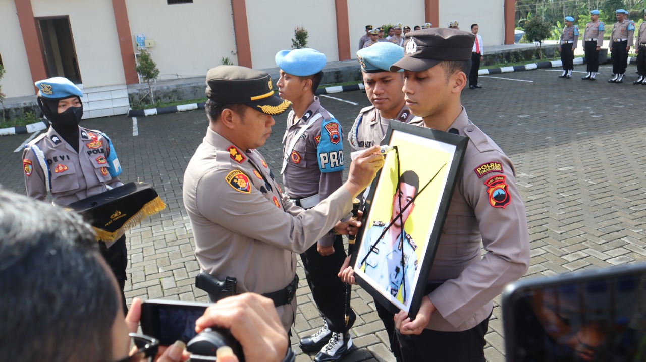 Kapolres Temanggung Pimpin Upacara PTDH In Absentia Bripka Yuniarto