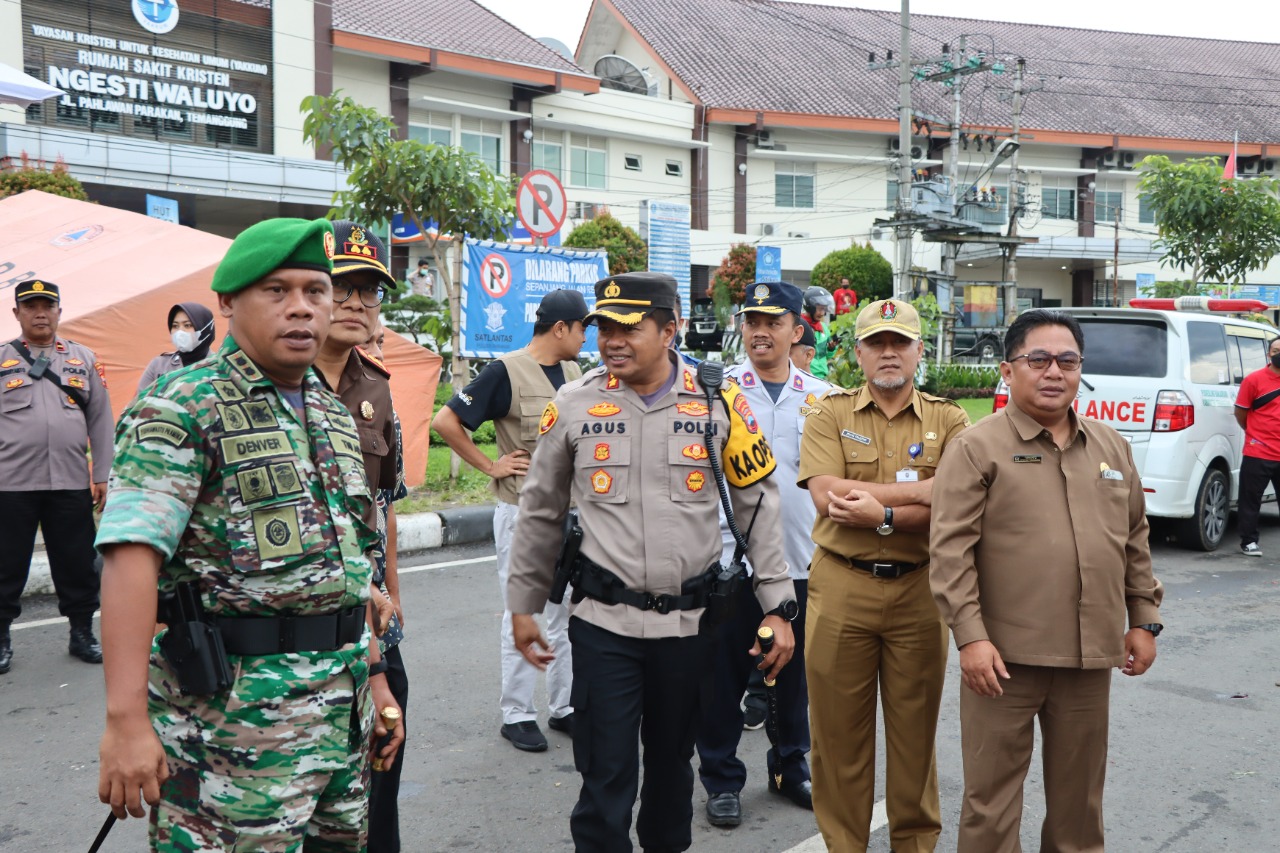 Ops Lilin Candi – 2022, Kapolres Temanggung Bersama Forkopimda Cek Pospam Serta Gereja