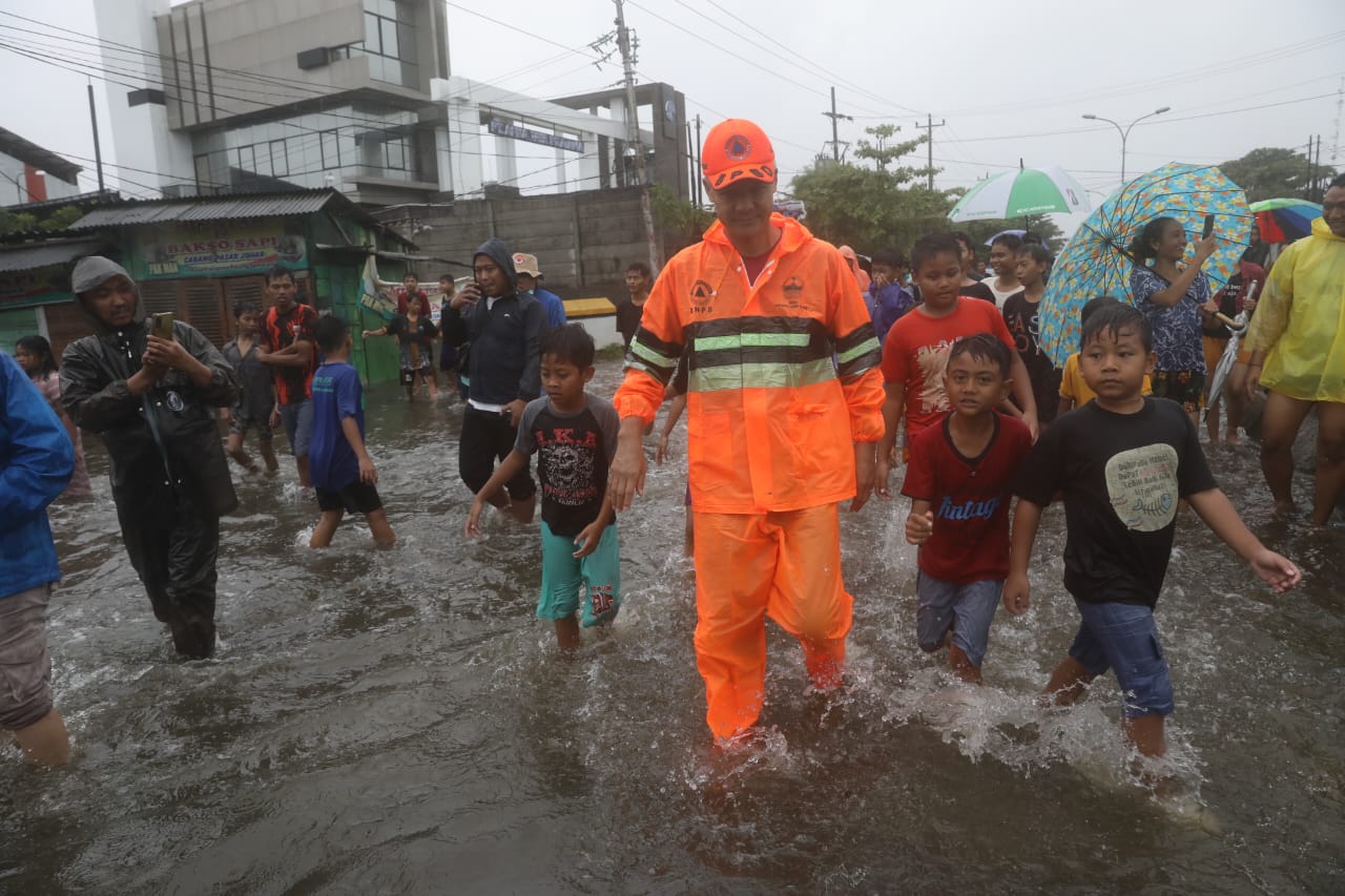 Hujan Lebat, Ganjar Cek Langsung Banjir Semarang