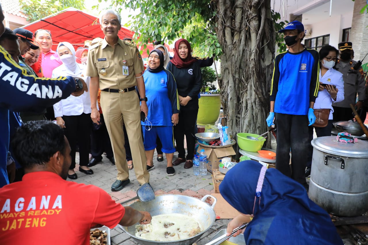 Ganjar Bersama Kepala BNPB dan BMKG, Tinjau Dapur Umum dan Cek Stasiun Tawang