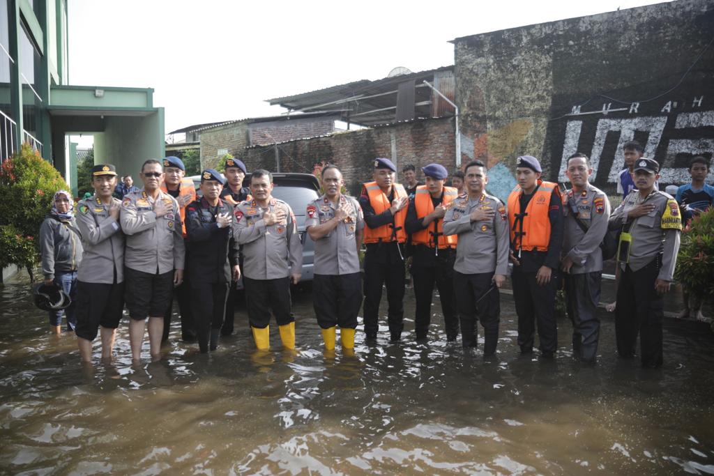 Tinjau Tiga Lokasi Banjir Kota Semarang, Kapolda Jateng : Air Mulai Surut, Kendaraan Ukuran Sedang Bisa Lewat