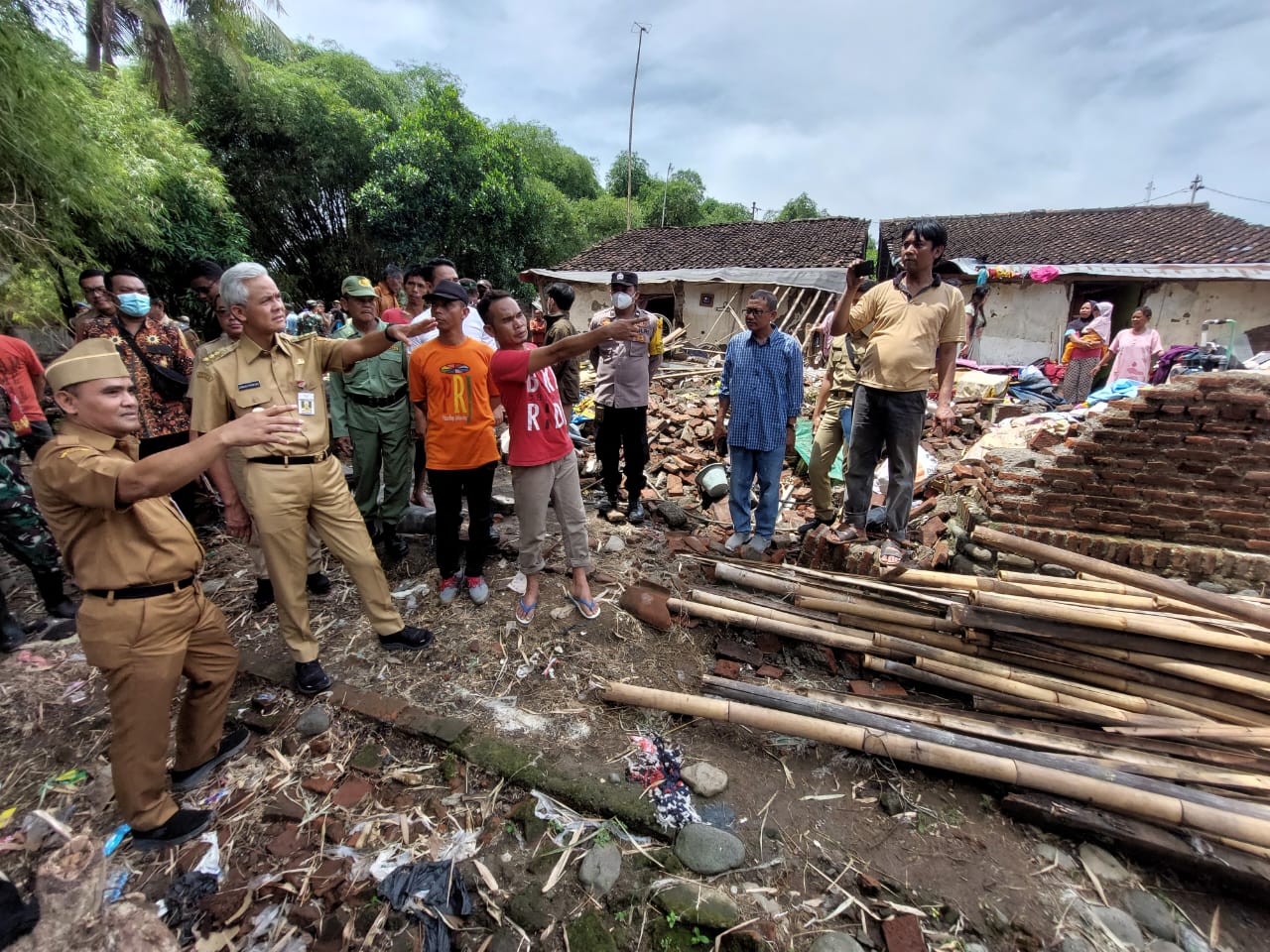 Cek Banjir di Brebes, Gubernur Ganjar Beri Bantuan Rehab Rumah Hingga Peralatan Sekolah