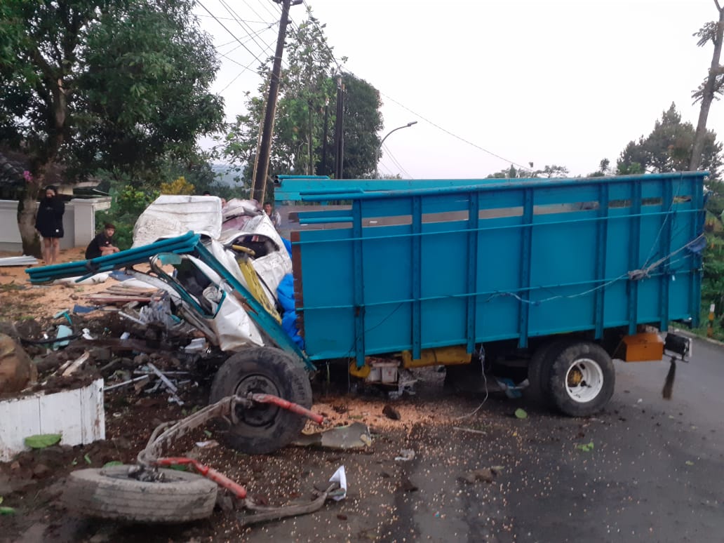 Diduga Rem Blong, Truk Pengangkut Jagung Terguling Di Bejen