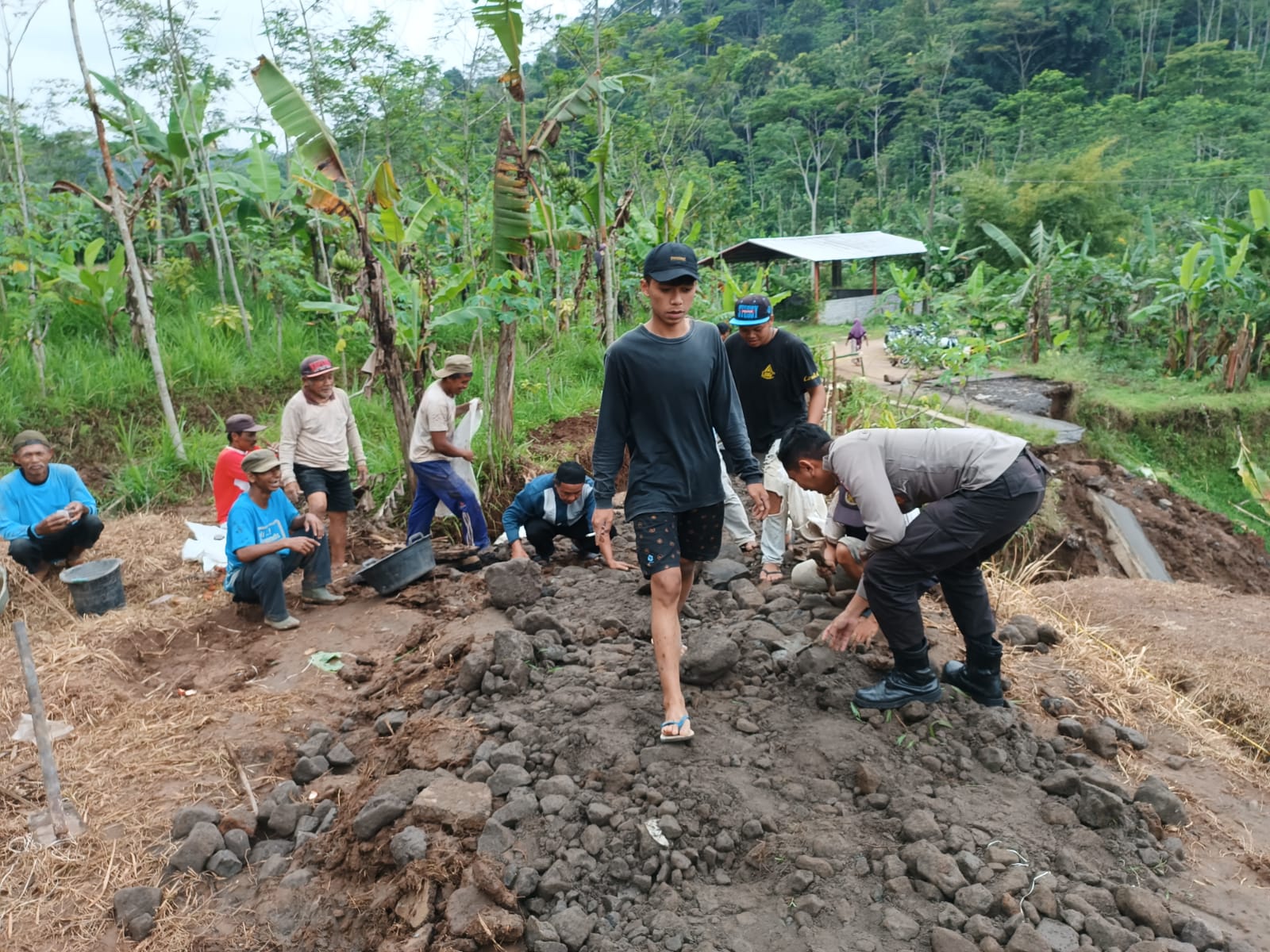 Jembatan Terdampak Longsor, Petugas Dan Masyarakat Bersinergi Bangun Jalur Alternatif