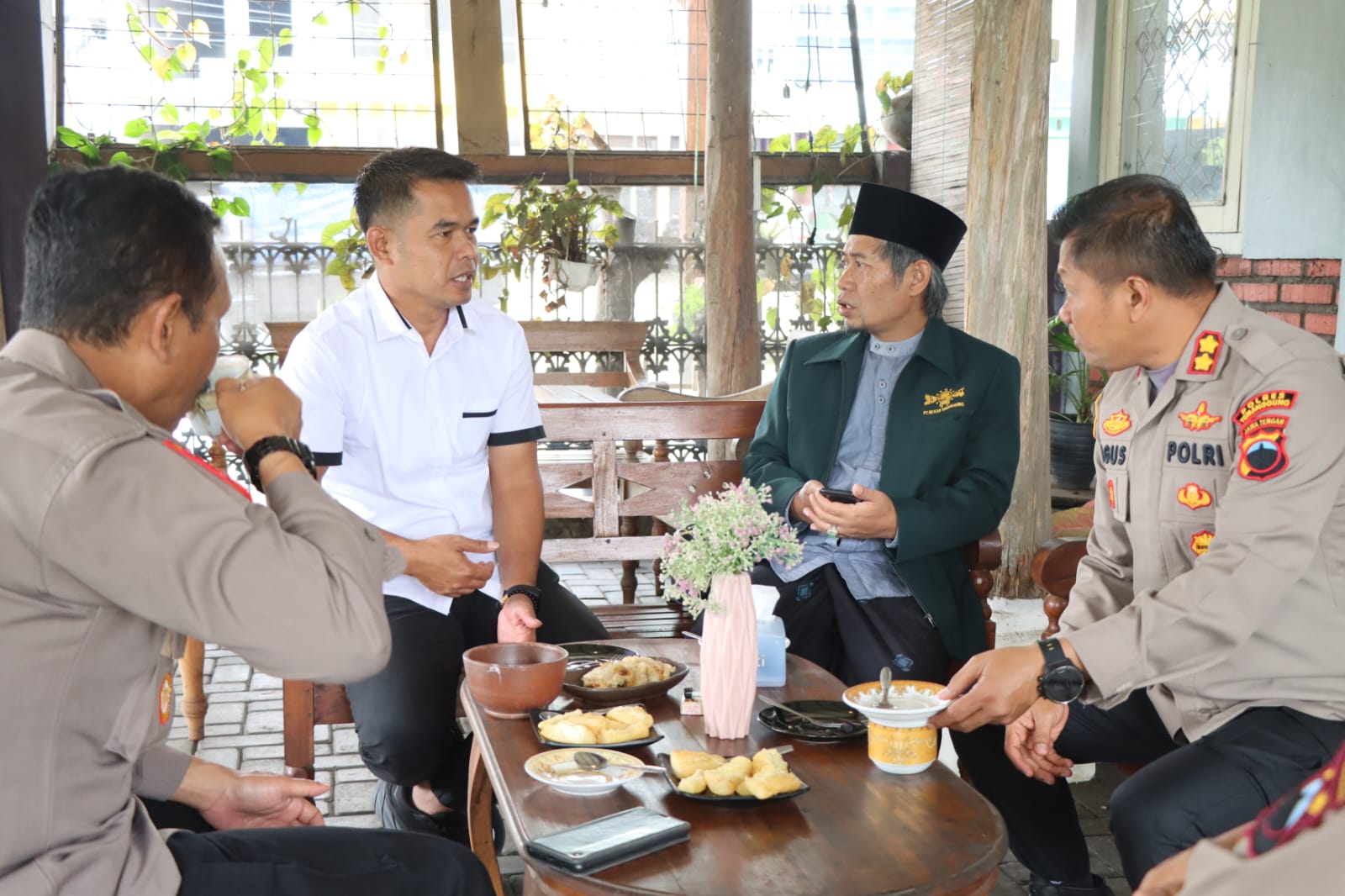 Jum’at Curhat, Kapolres Temanggung Ngopi dan Bertemu Gus Furqon Ketua PC NU